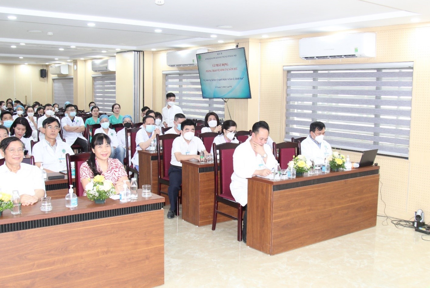 Học viên tham gia lớp đào tạo về Kiểm soát nhiễm khuẩn sau buổi Lễ